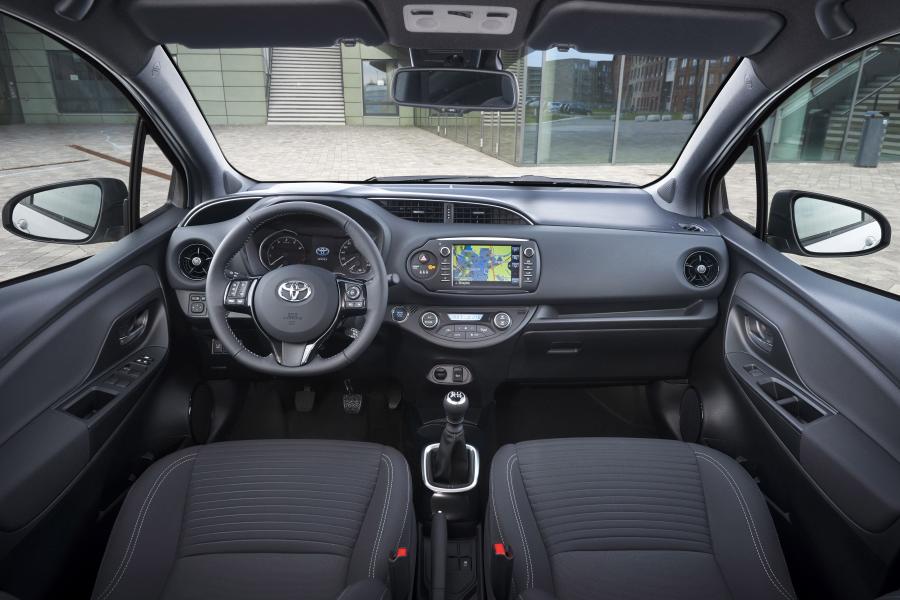 Торпедо Toyota Yaris Bi-Tone 2017 года  (фото 4 из 36)